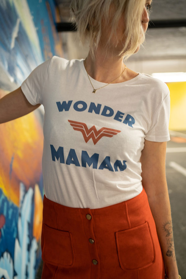 Découvrez mes coups de coeur vêtements, dont ce tee-shirt Wonder Maman blanc ! Une vraie pépite mode en coton bio, marque française, pour un look d’enfer !