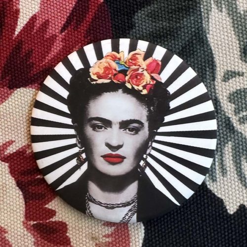 Découvrez le badge Frida Kahlo Lover 22, accessoires de customisation de marque française, du site lorycompagnie, la mode positive à Rennes