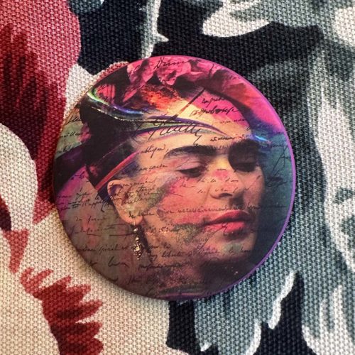 Découvrez le badge Frida Kahlo Lover 3, accessoires de customisation de marque française, du site lorycompagnie, la mode positive à Rennes