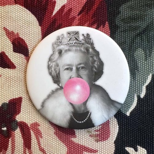 Découvrez le badge Queen Elizabeth 16, accessoire de customisation de marque française, du site lorycompagnie, la mode positive à Rennes