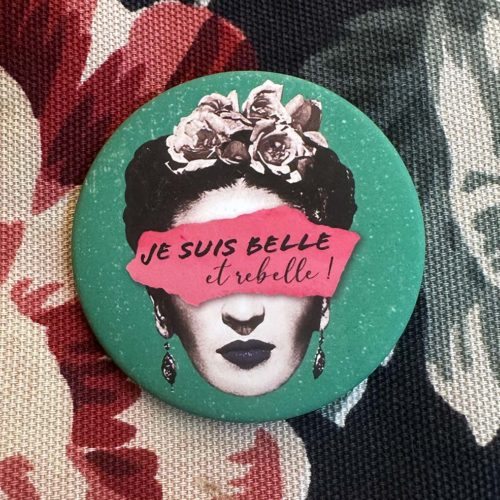 Découvrez le badge Je suis belle et rebelle, accessoire de customisation de marque française, du site lorycompagnie, la mode positive à Rennes