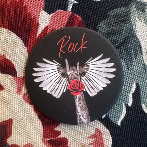 Découvrez le badge Angel Rock, accessoire de customisation de marque française, du site lorycompagnie, la mode positive à Rennes