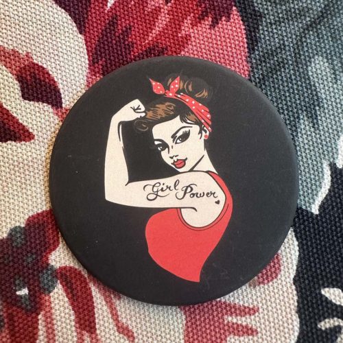 Découvrez le badge Girl Power, accessoire de customisation de marque française, du site lorycompagnie, la mode positive à Rennes