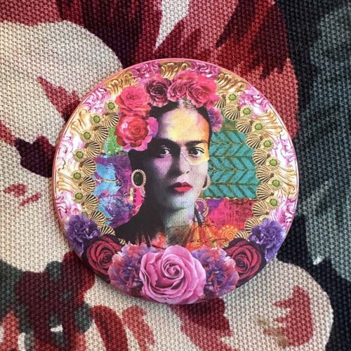 Découvrez le badge Frida Kahlo Lover 25, accessoires de customisation de marque française, du site lorycompagnie, la mode positive à Rennes