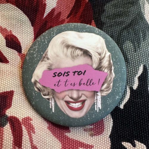 Découvrez le badge Sois toi et t'es belle, accessoire de customisation de marque française, du site lorycompagnie, la mode positive à Rennes