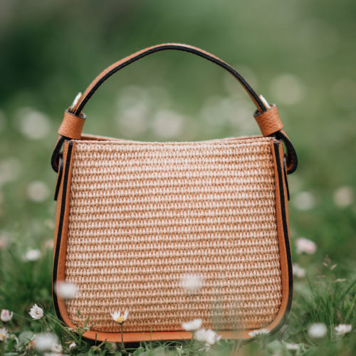 Découvrez le sac à main Léonie Marron en raphia de la marque française ANAIS, sur le site lorycompagnie.com, la mode positive à Rennes