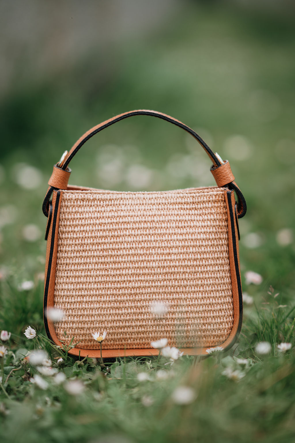 Découvrez le sac à main Léonie Marron en raphia de la marque française ANAIS, sur le site lorycompagnie.com, la mode positive à Rennes