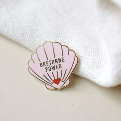 Découvrez le Pin's Bretonne Power de la marque française Breizh Club sur le site Lorycompagnie.com, La mode positive à Rennes