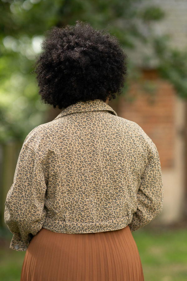 Sublimez votre style avec la sublime Veste Denim Léopard de CIMINY ! A découvrir sur Lorycompagnie.com, la Mode Positive à Rennes