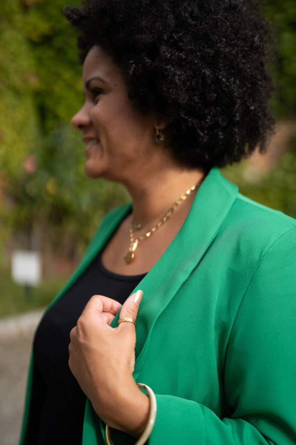 Découvrez notre Veste Blazer Vert de la marque française LORIANE. Élégance, confort et harmonie des couleurs en un seul vêtement.