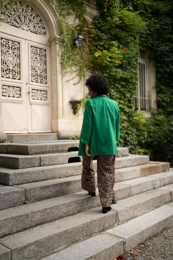 Découvrez notre Veste Blazer Vert de la marque française LORIANE. Élégance, confort et harmonie des couleurs en un seul vêtement.