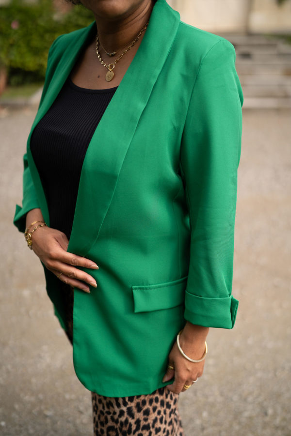 Découvrez notre Veste Blazer Vert de la marque française LORIANE. Élégance, confort et harmonie des couleurs en un seul vêtement.