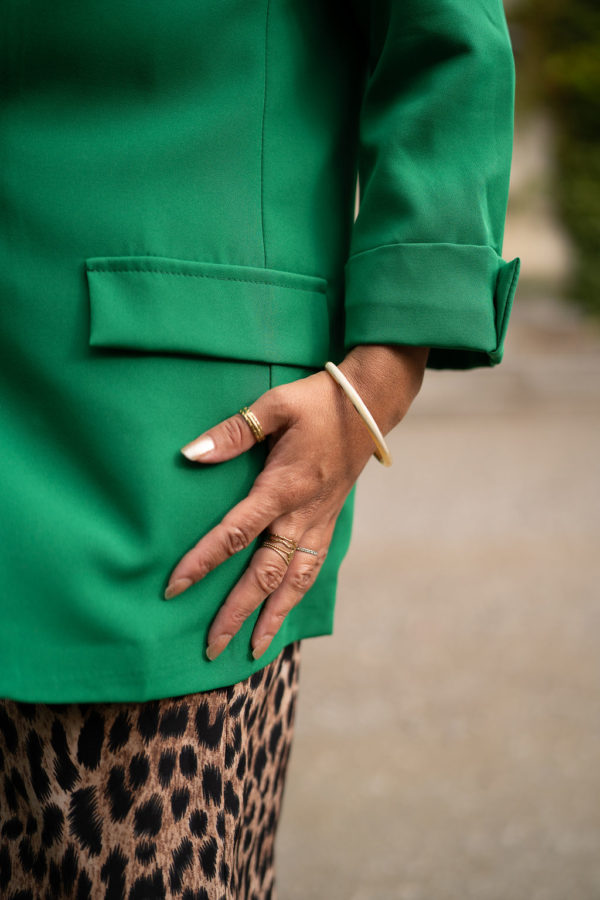 Découvrez notre Veste Blazer Vert de la marque française LORIANE. Élégance, confort et harmonie des couleurs en un seul vêtement.