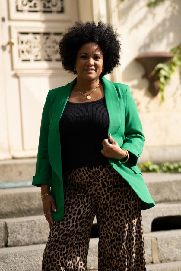 Découvrez notre Veste Blazer Vert de la marque française LORIANE. Élégance, confort et harmonie des couleurs en un seul vêtement.