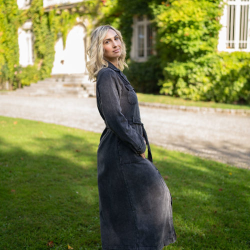 Découvrez la robe longue en denim noir, un incontournable pour les parfaites imparfaites à découvrir sur lorycompagnie.com, la mode positive à rennes