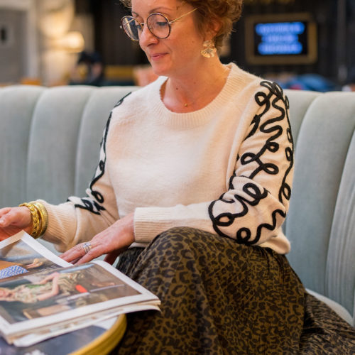 Découvrez le Pull Beige Jolie ligne de LoryCompagnie, la mode positive à Rennes. Manches bouffantes, coupe oversize - parfait pour un look tendance.