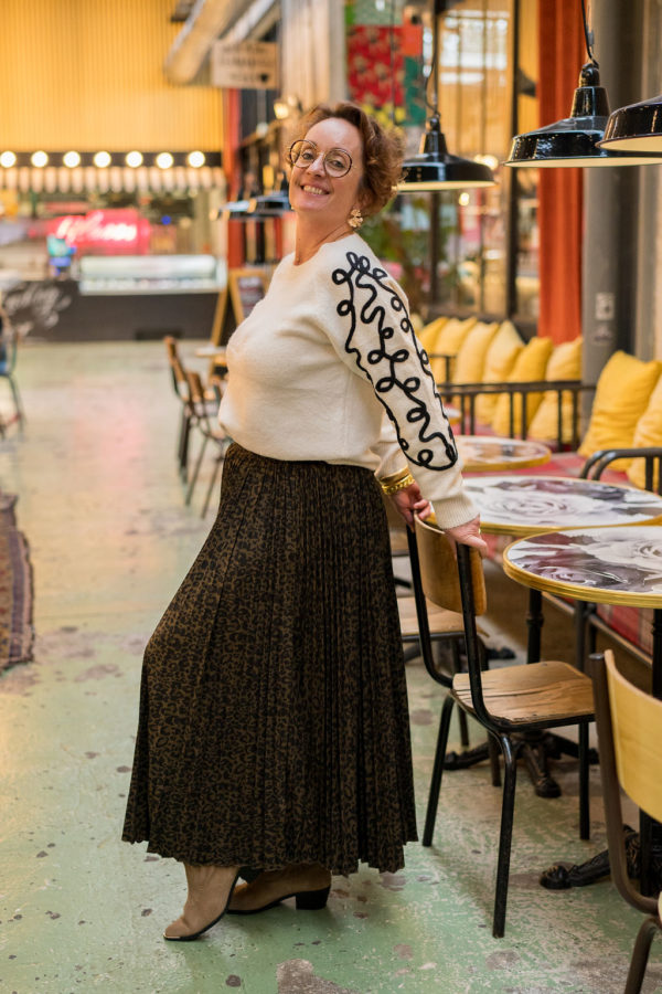 Découvrez la jupe longue plissée léopard kaki, un incontournable de la mode à découvrir sur lorycompagnie.com, la mode positive à rennes