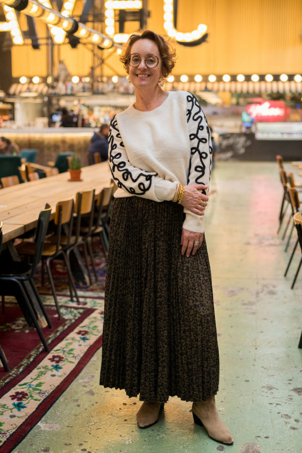 Découvrez le Pull Beige Jolie ligne de LoryCompagnie, la mode positive à Rennes. Manches bouffantes, coupe oversize - parfait pour un look tendance.