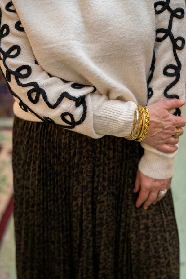 Découvrez le Pull Beige Jolie ligne de LoryCompagnie, la mode positive à Rennes. Manches bouffantes, coupe oversize - parfait pour un look tendance.