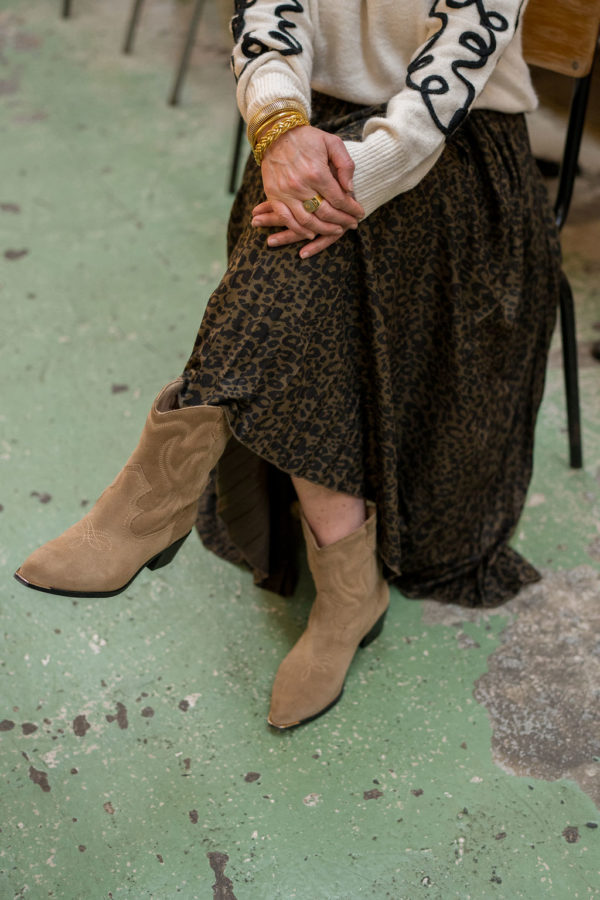 Découvrez la jupe longue plissée léopard kaki, un incontournable de la mode à découvrir sur lorycompagnie.com, la mode positive à rennes