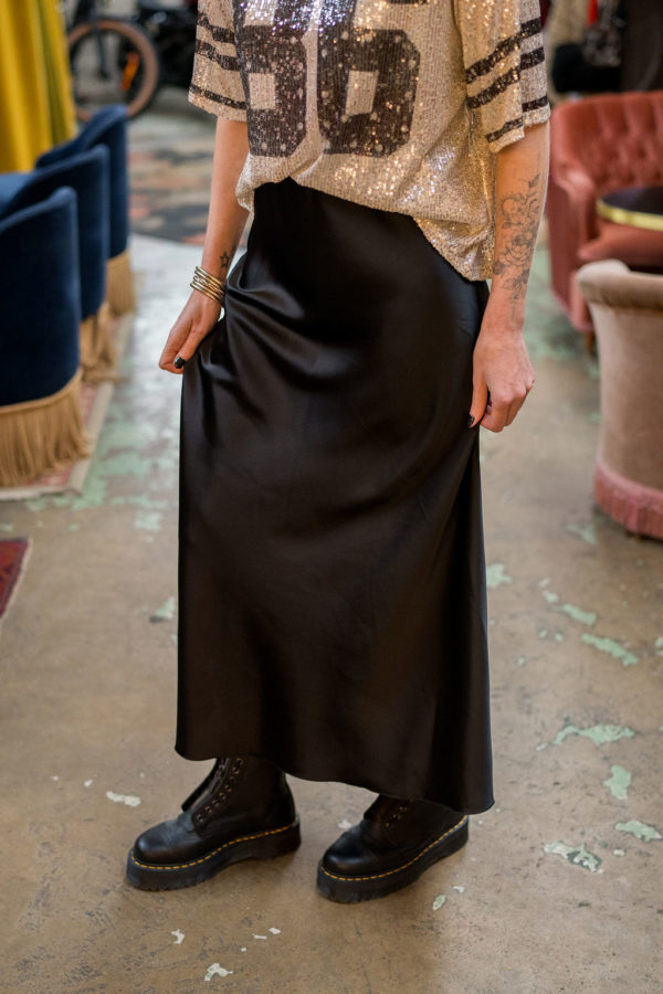 Découvrez la jupe longue en satin noir de Lorycompagnie, un incontournable pour les parfaites imparfaites qui ne veulent pas faire de fashion faux pas !