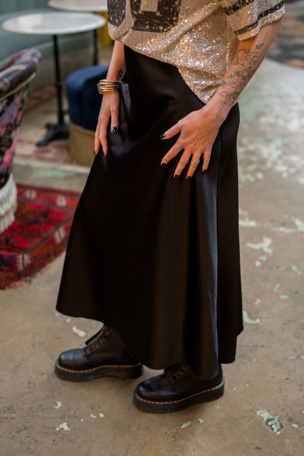 Découvrez la jupe longue en satin noir de Lorycompagnie, un incontournable pour les parfaites imparfaites qui ne veulent pas faire de fashion faux pas !