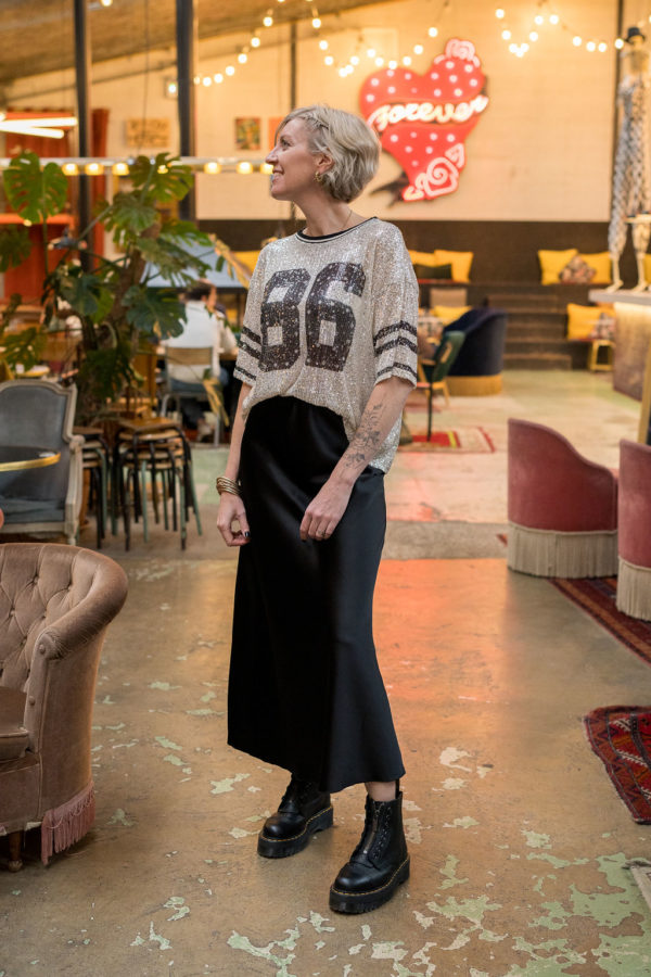 Découvrez la jupe longue en satin noir de Lorycompagnie, un incontournable pour les parfaites imparfaites qui ne veulent pas faire de fashion faux pas !